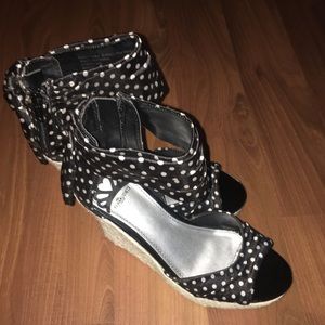 Black and white polka dot wedges